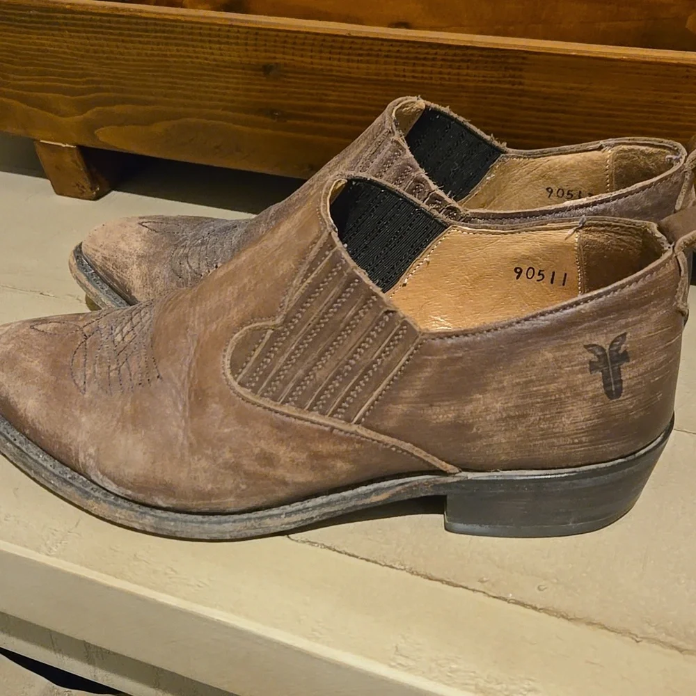 Frye dark brown leather wester style booties distressed by design women's size 9 - Picture 4 of 7
